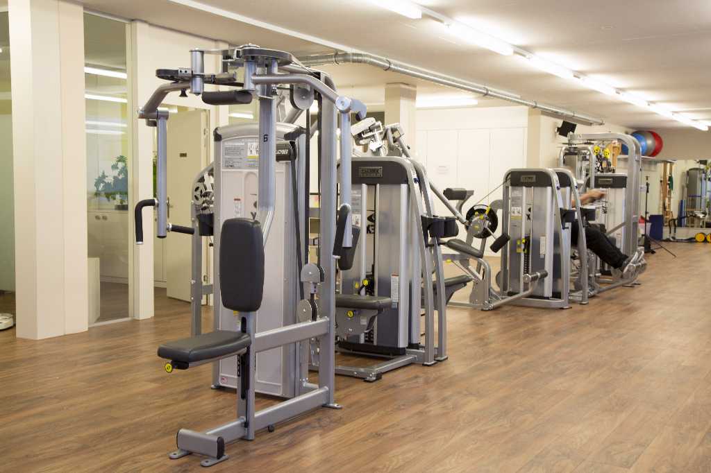 Moderner Trainingsbereich mit professionellen Geräten